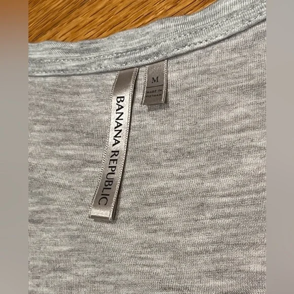 2 Banana Republic Gray V-Neck Women T-shirts - Picture 8 of 10